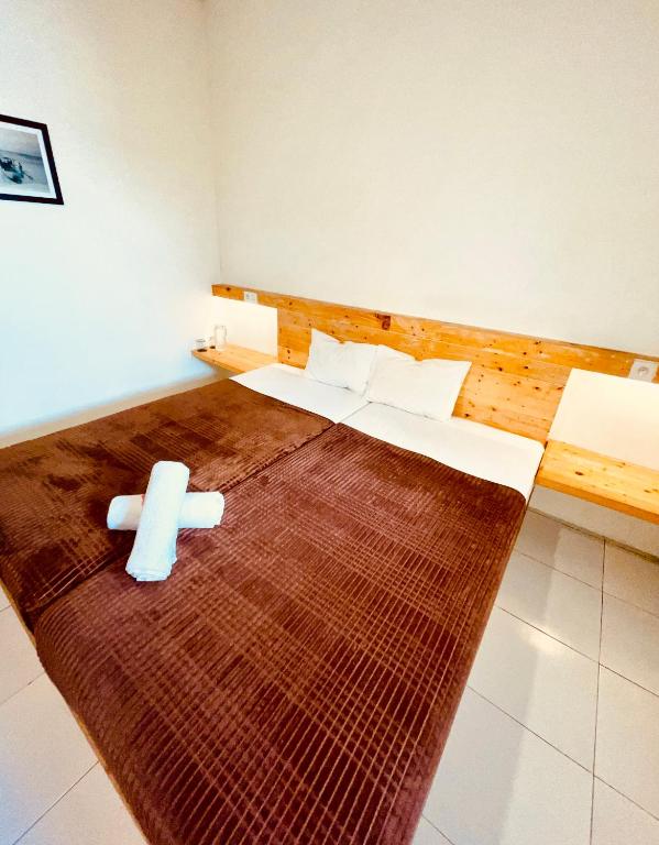 Postel nebo postele na pokoji v ubytování TANAWU AIRPORT HOTEL LOMBOK