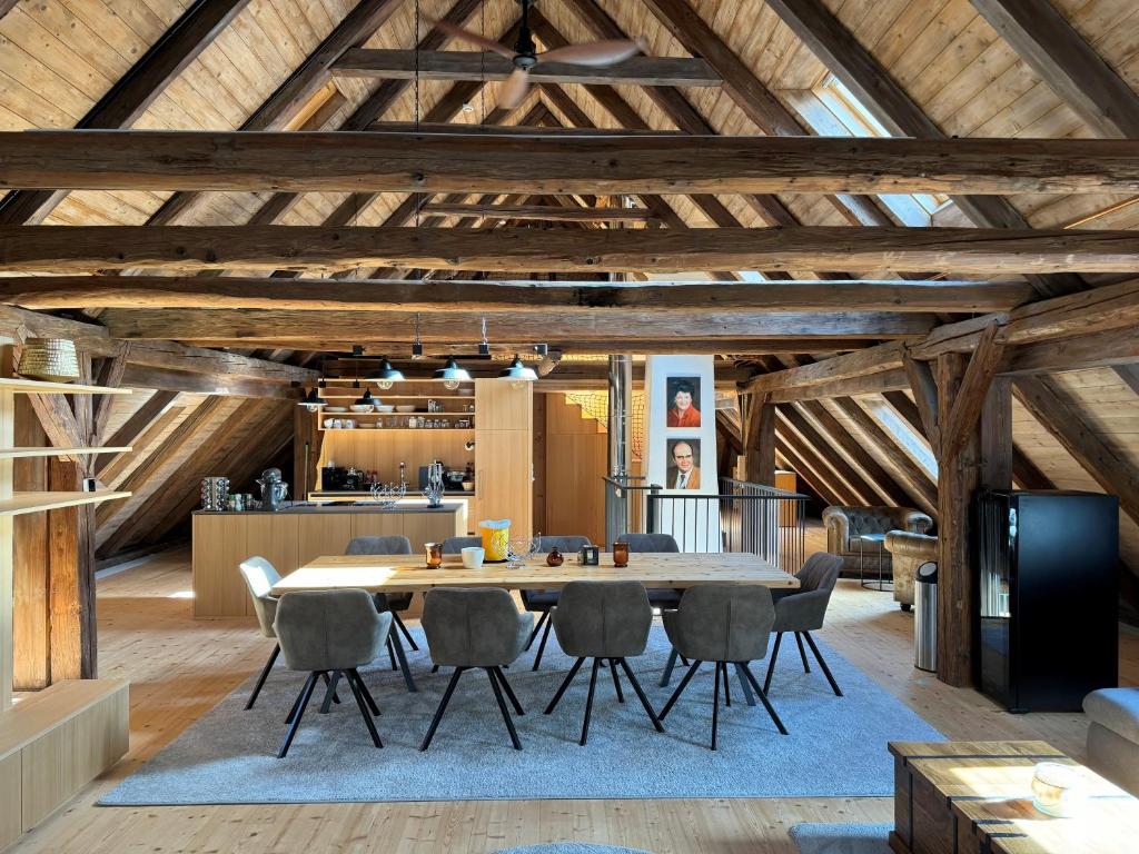 an open kitchen and dining room with a table and chairs at Schwarzes Haus in Ybbsitz