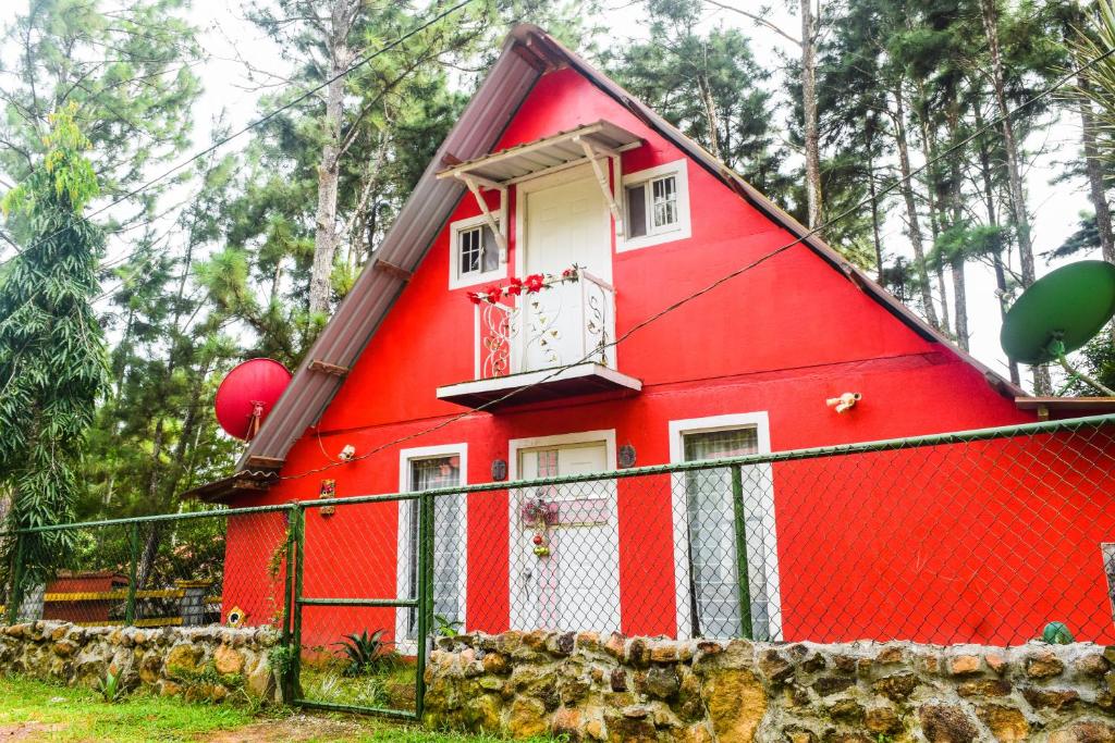 una casa roja en medio de un bosque en Cabaña entre las montañas santa cruz Penonomé, en Penonomé