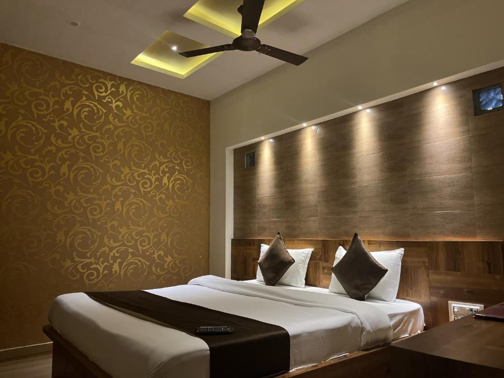 Postel nebo postele na pokoji v ubytování Hotel Leela Vilas Pushkar -A Boutique Hotel