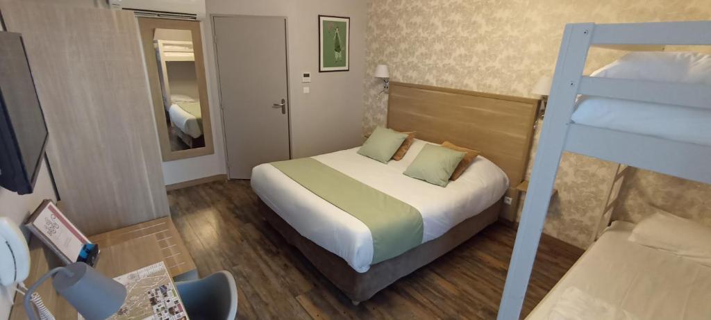 Postel nebo postele na pokoji v ubytování Hôtel Le Clos Badan