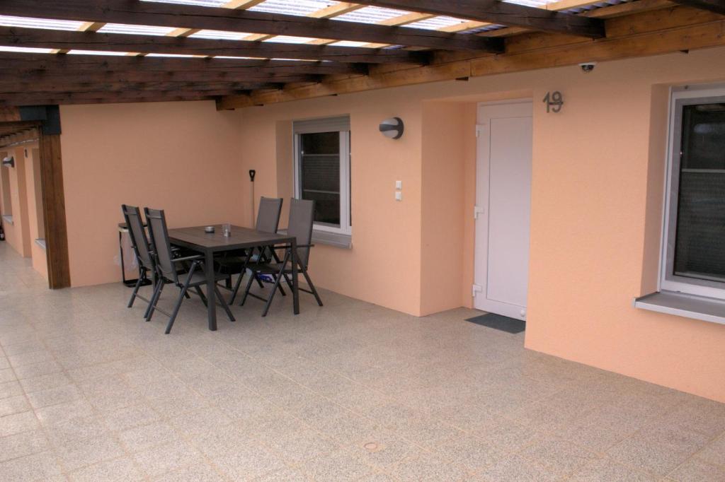 a dining room with a table and chairs at Harzidyll-Meinecke in Blankenburg