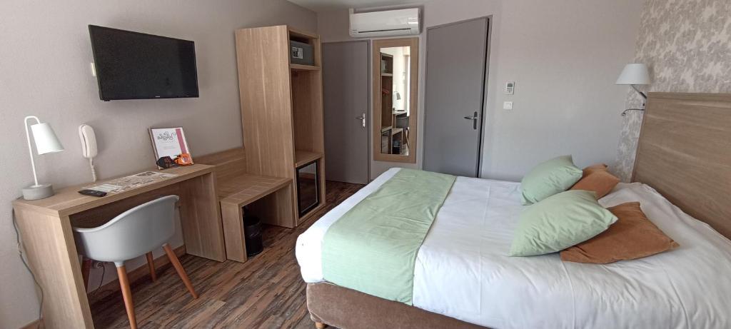 Postel nebo postele na pokoji v ubytování Hôtel Le Clos Badan