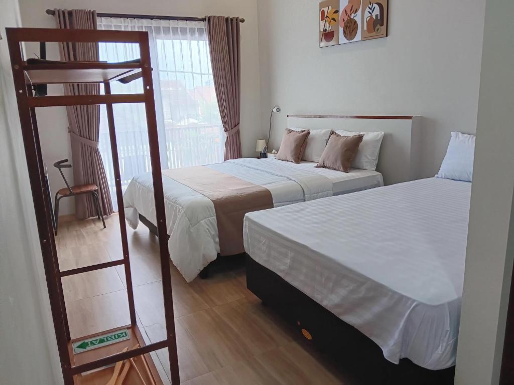 Postel nebo postele na pokoji v ubytování 44 Guest House Syariah