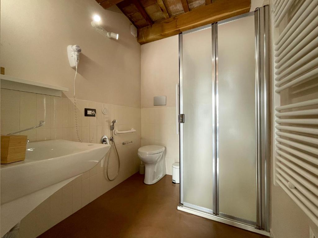 A bathroom at Casale dei Cinque Colli