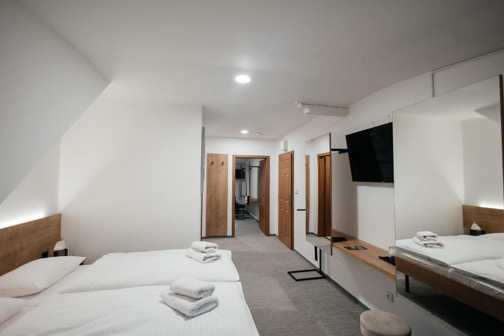 Postel nebo postele na pokoji v ubytování Golden Golem hotel & Spa