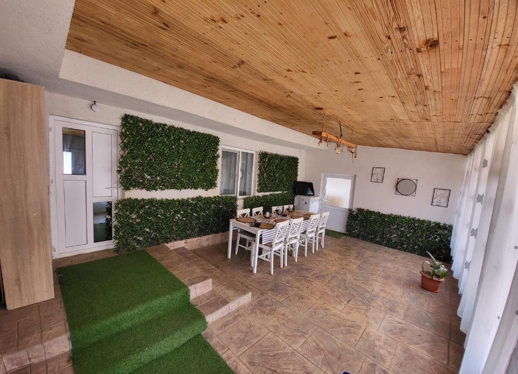 - un salon avec une table et des murs verts dans l'établissement Casa Eva și Ioan, à Corbu