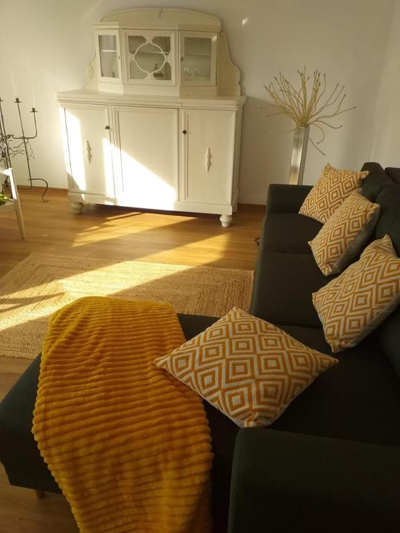 Posezení v ubytování Helle 4 ZKB mit Balkon in Wittlich