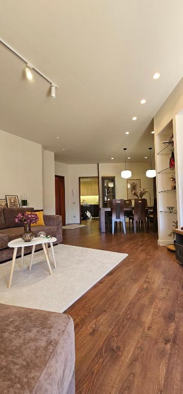 uma sala de estar com um sofá e uma mesa em 2SE Apartment em Korçë