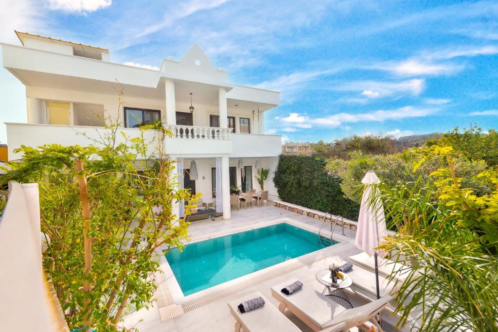 Bazén v ubytování Mikaela's Pool House nebo v jeho okolí