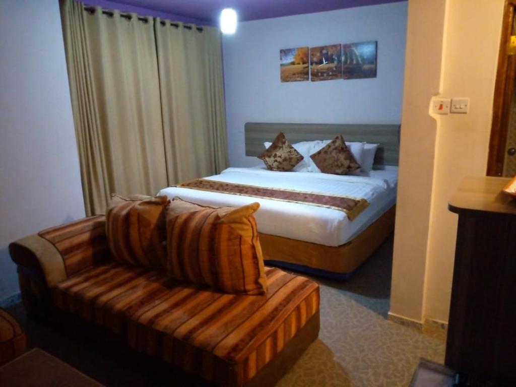 Postel nebo postele na pokoji v ubytování Maple Inn Hotel