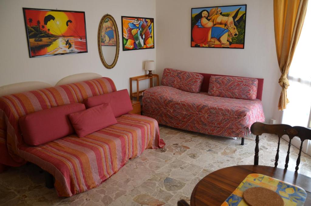 salon z kanapą i stołem w obiekcie Bellavista Romeo Apartments w Como