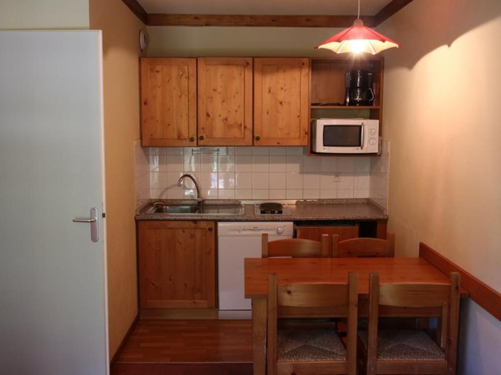 Appartement Valfréjus, 2 pièces, 4 personnes - FR-1-265-207にあるキッチンまたは簡易キッチン