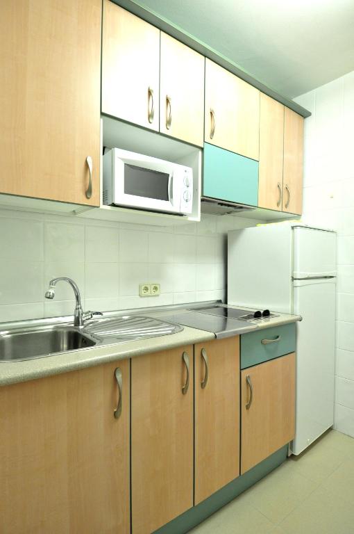 Kuchyň nebo kuchyňský kout v ubytování Hotel Apartamentos Aralso Sotillo
