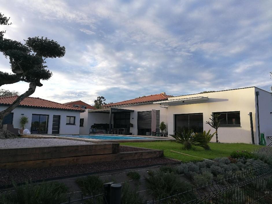 une maison blanche avec une piscine dans une cour dans l'établissement Casa Albera contemporaine piscine vue montagne, à Laroque-des-Albères