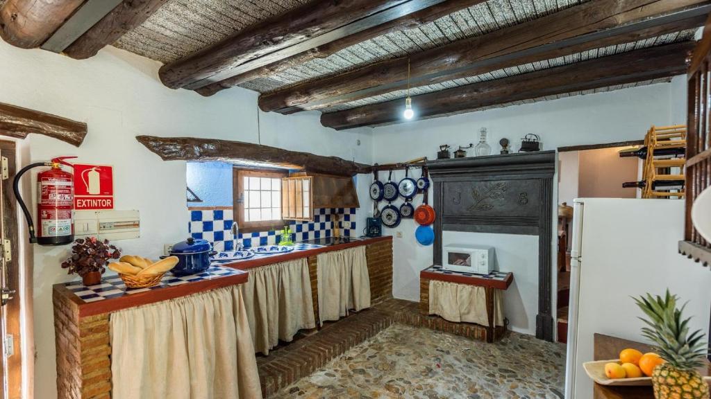 A kitchen or kitchenette at Molino Los Justos - Casa Vieja- Algarinejo by Ruralidays