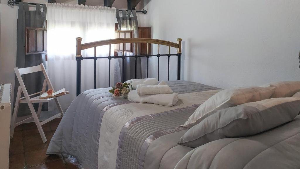 A bed or beds in a room at Molino Los Justos - Casa Vieja- Algarinejo by Ruralidays