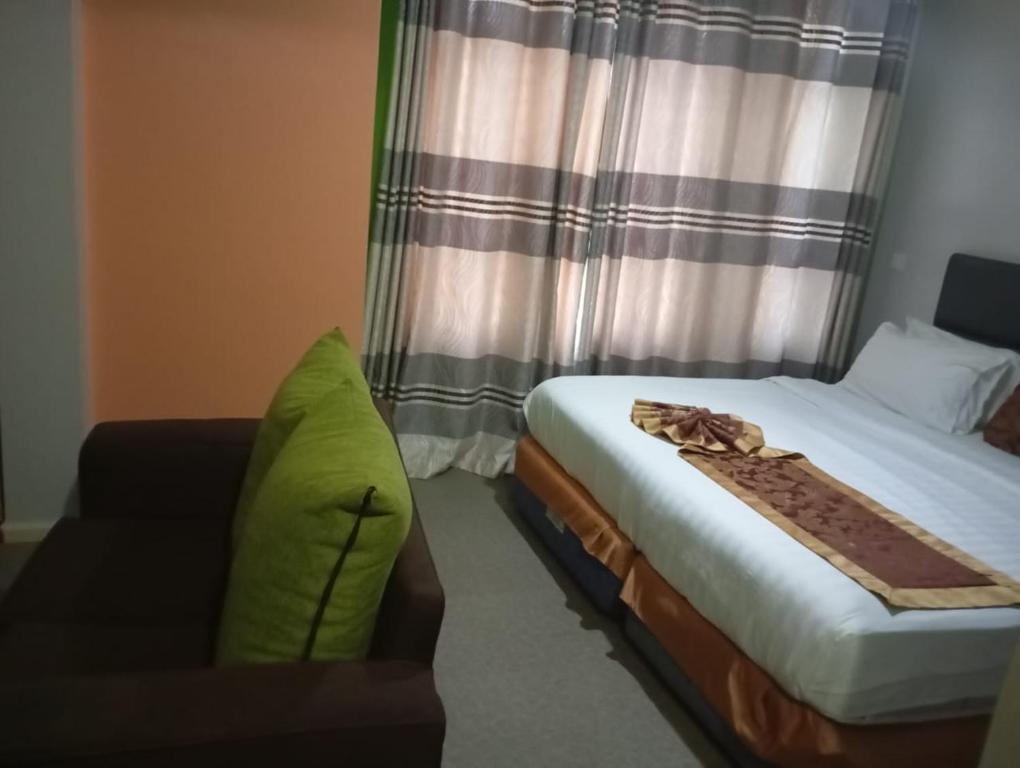 Postel nebo postele na pokoji v ubytování Maple Inn Hotel