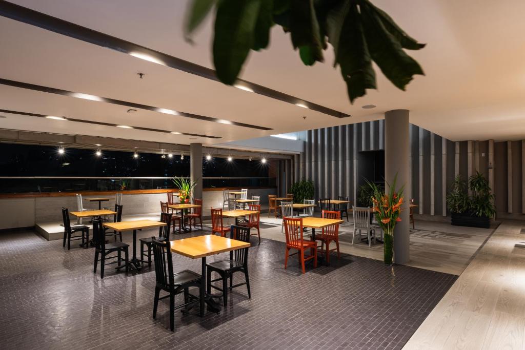 Restaurace v ubytování Hotel Holiday Inn Express & Suites Medellin by IHG