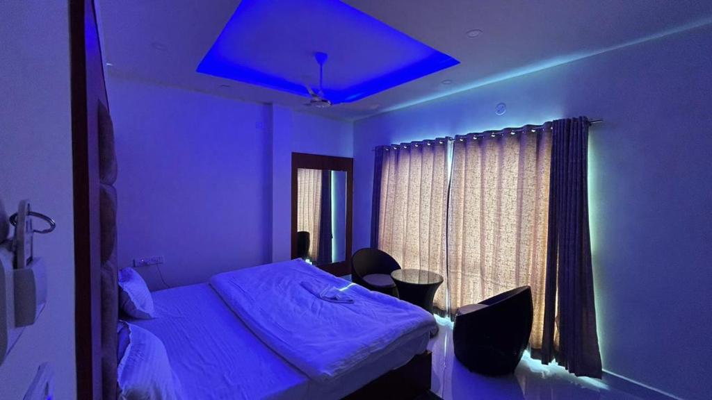 um quarto azul com uma cama e uma janela em ELITE MANDARMONI em Mandarmoni