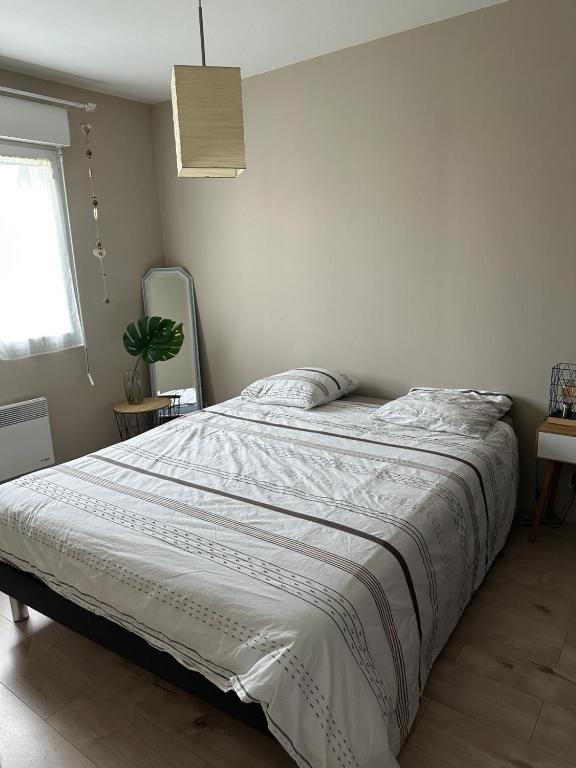 L'escale في Subles: غرفة نوم بسرير كبير مع لحاف أبيض