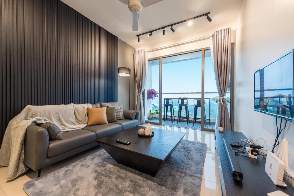 un salon avec un canapé et une table dans l'établissement Serene Modern Family Retreat(2-7 pax)&Sunrise View, à Cameron Highlands