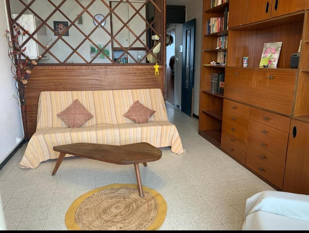 een slaapkamer met 2 bedden en een tafel. bij Appartement T2 près de la mer in Canet-en-Roussillon