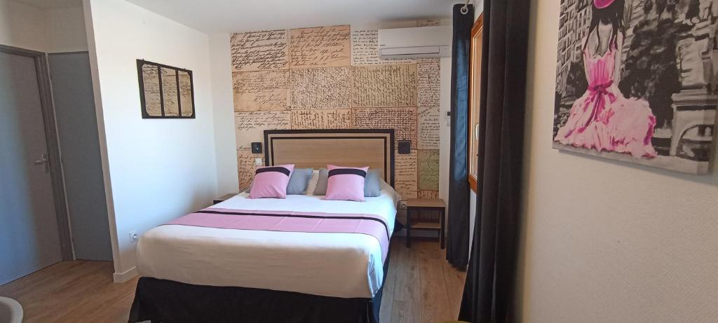 Postel nebo postele na pokoji v ubytování Hôtel Le Clos Badan