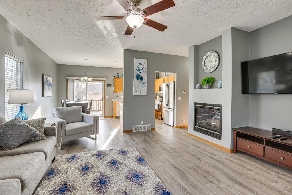 sala de estar con sofá y chimenea en Updated Omaha Condo - 15 Miles to Downtown!, en Omaha