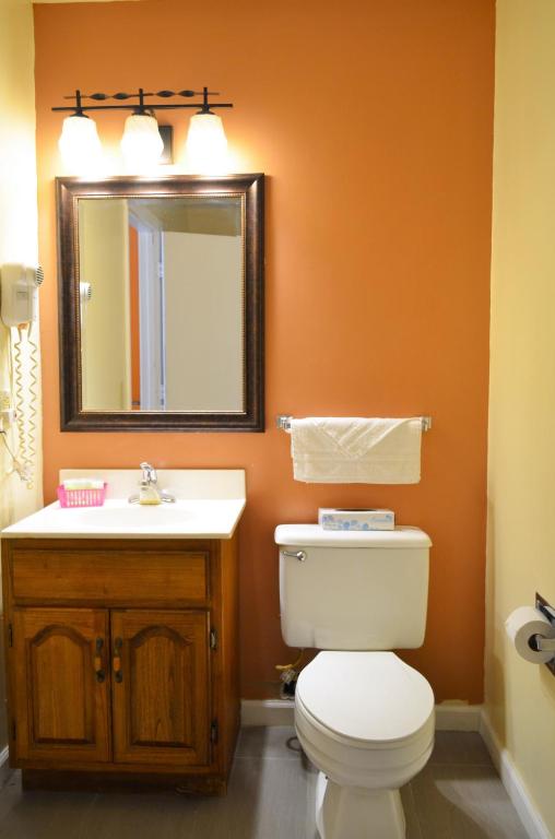 Enfield Inn - Double Room With Two Double Beds - Non-Smoking