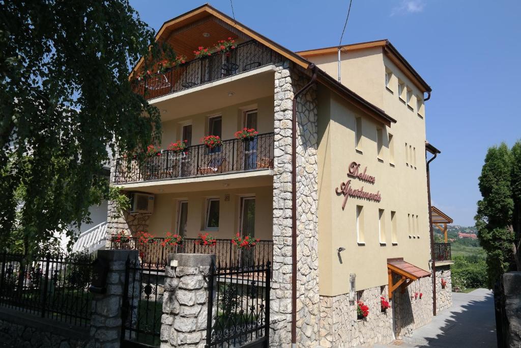 Budova, v ktorej sa apartmán nachádza