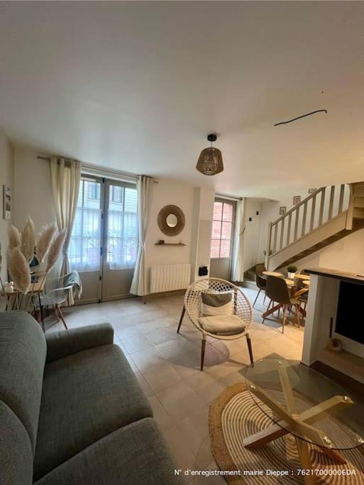 un salon avec un canapé et une cheminée dans l'établissement Le beauplex, entre port et mer, à Dieppe