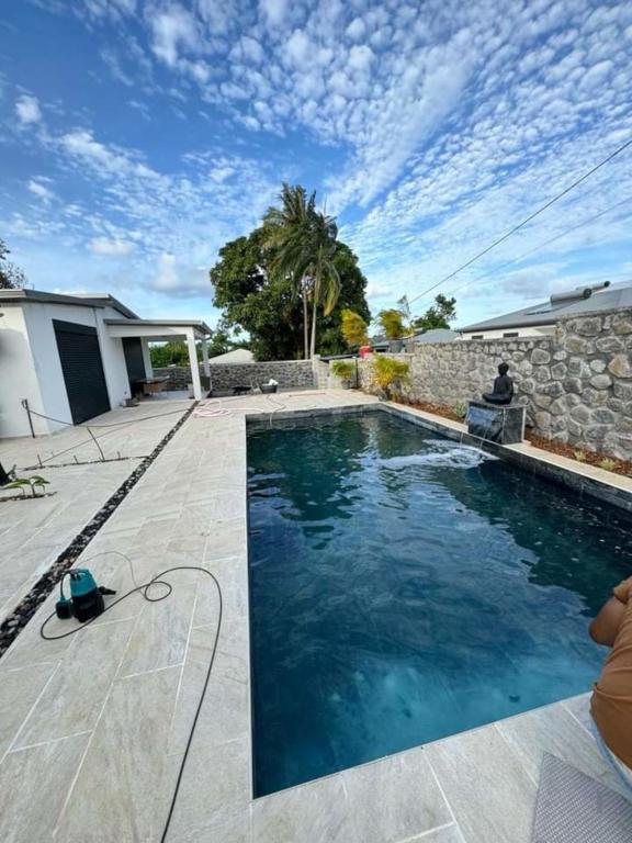 Bazén v ubytování Le Beau Vallon 1 classée 4 étoiles - Jacuzzi privatif et piscine chauffée partagée nebo v jeho okolí
