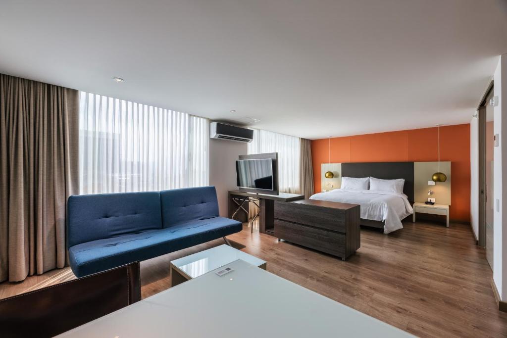 Postel nebo postele na pokoji v ubytování Hotel Holiday Inn Express & Suites Medellin by IHG