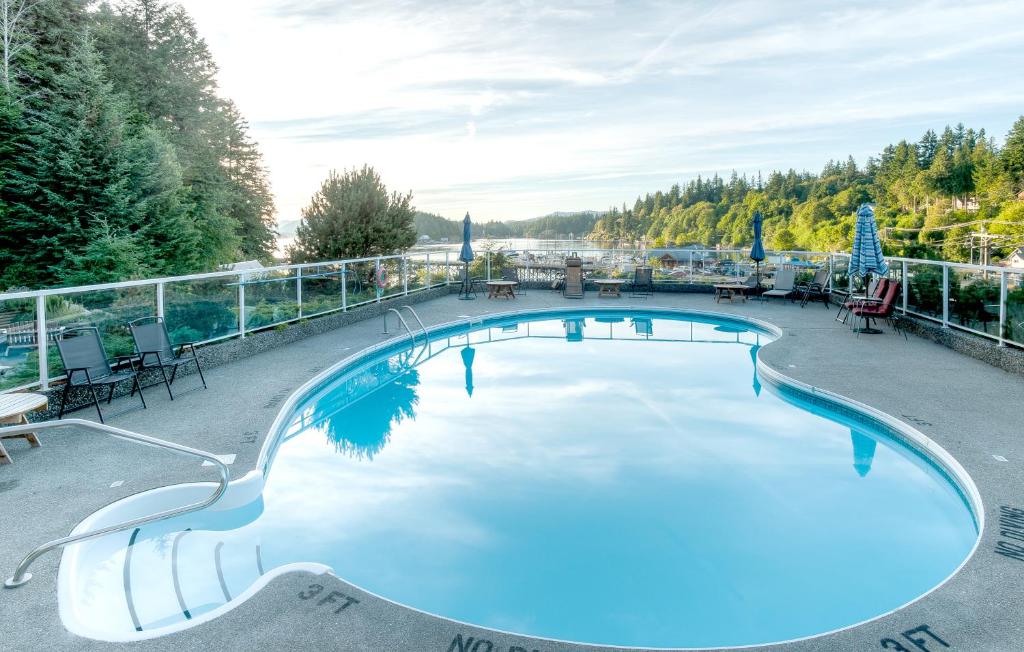 a swimming pool on the roof of a house at High Point Resort in Quathiaski Cove