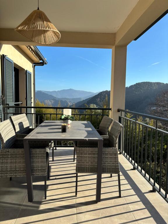a patio with a table and chairs on a balcony at Appartement 2 personnes in Vico