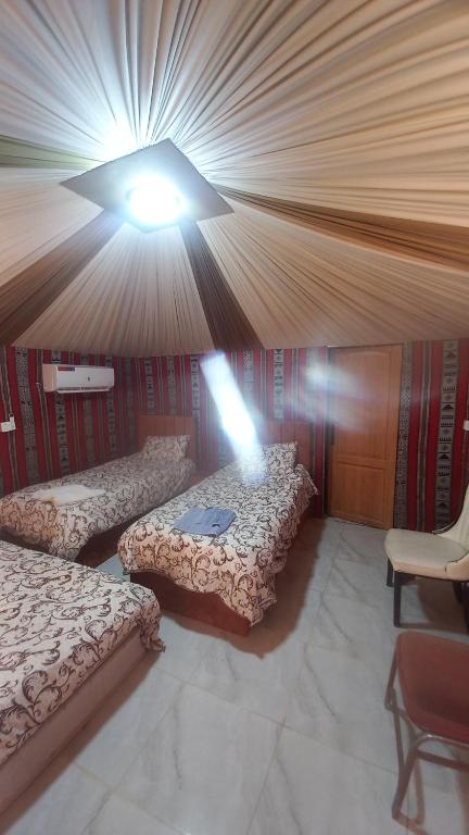 Postel nebo postele na pokoji v ubytování Sultan Luxury Camp