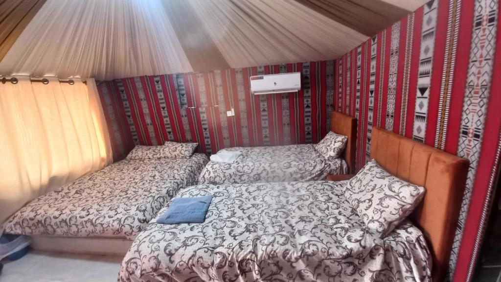 Postel nebo postele na pokoji v ubytování Sultan Luxury Camp