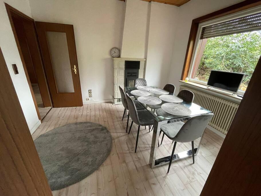 comedor con mesa, sillas y ventana en Sleep Point Bremermann en Bremen