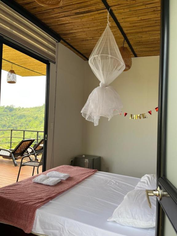 Postel nebo postele na pokoji v ubytování Romantic Glamping for 2 in the Mountain Access with 4x4 or motorbike only