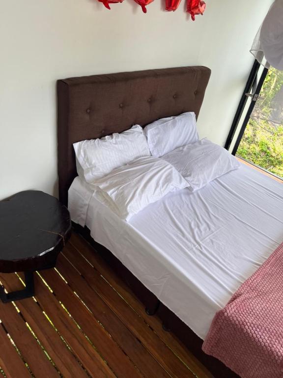 Postel nebo postele na pokoji v ubytování Romantic Glamping for 2 in the Mountain Access with 4x4 or motorbike only