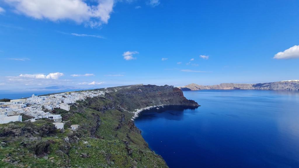 une vue aérienne sur une grande étendue d'eau dans l'établissement Zacharo Studios Thirasia, à Thirassía