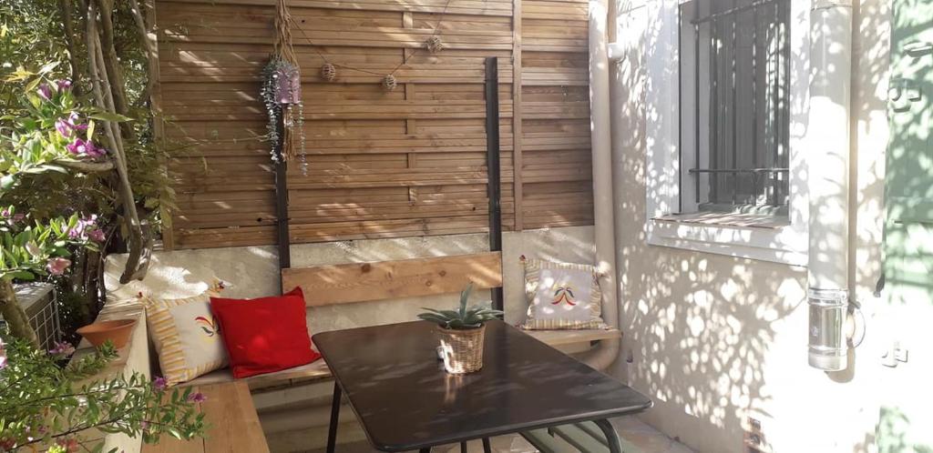 Elle comprend une petite terrasse avec une table et une fenêtre. dans l'établissement Les cigales, à Hyères