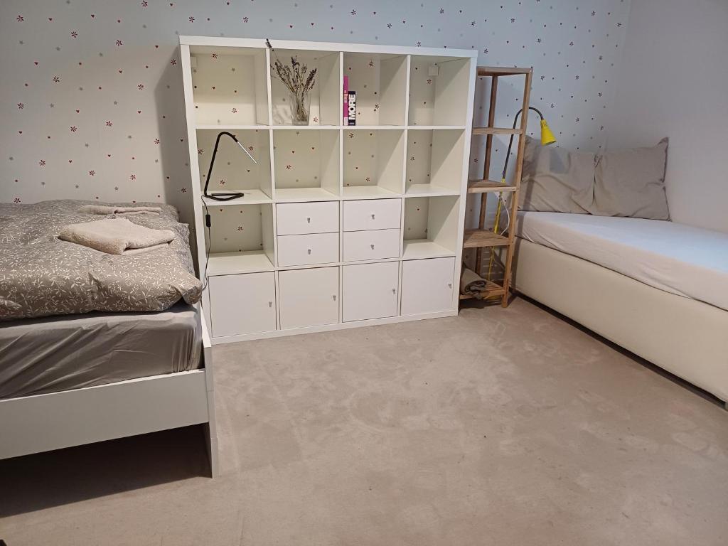 sypialnia z łóżkiem i białą szafką w obiekcie Apartmán Dvořák 194 pod Svatou horou w Przybramiu
