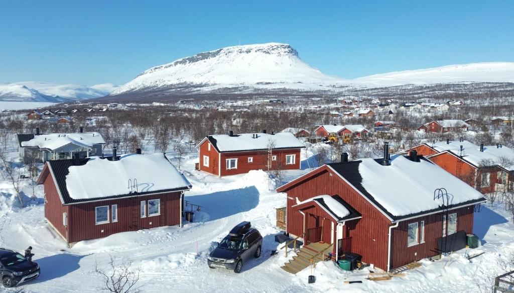 una vista aerea di un villaggio nella neve di Riekko Mökki a Kilpisjärvi