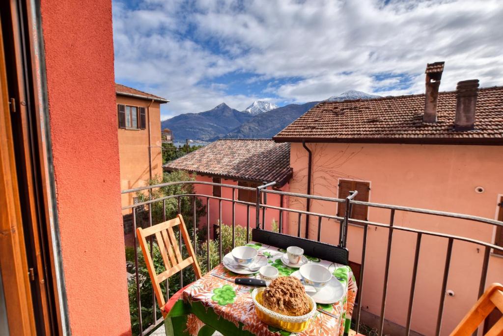 ein Tisch mit Tellern voller Essen auf einem Balkon in der Unterkunft Camelia 07 in Acquaseria