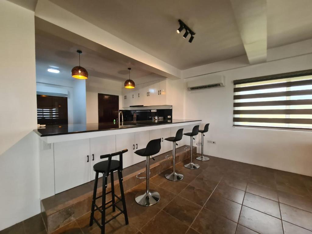 Kuchyň nebo kuchyňský kout v ubytování Azure Ocean View Villa