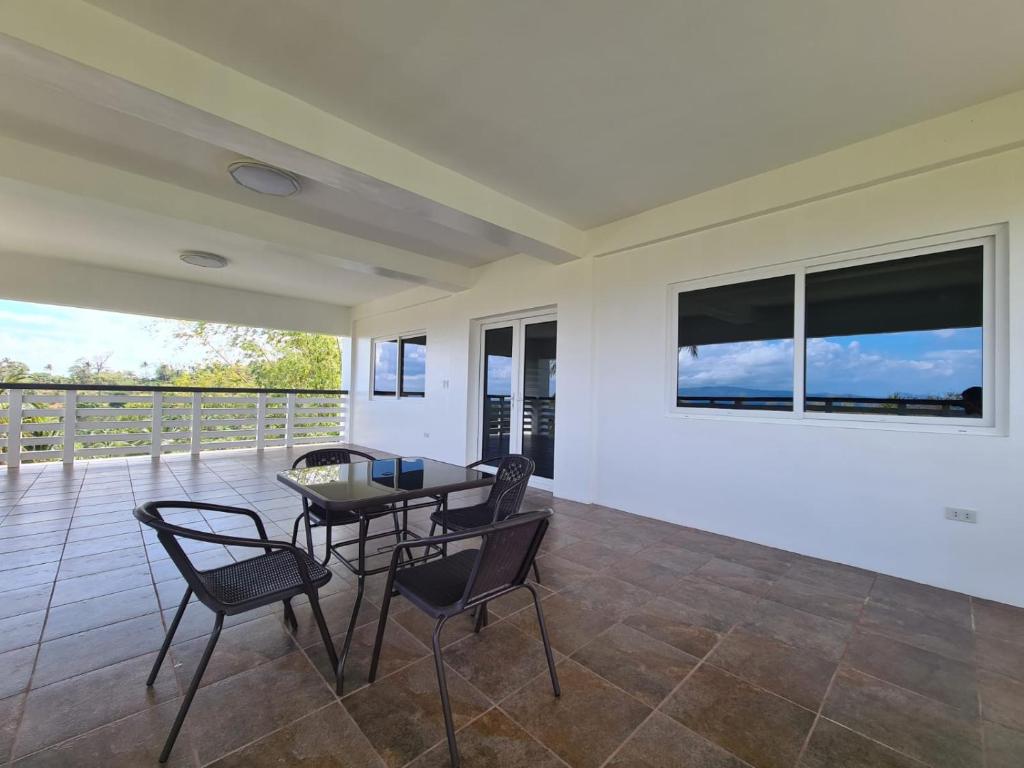 Balkón nebo terasa v ubytování Azure Ocean View Villa