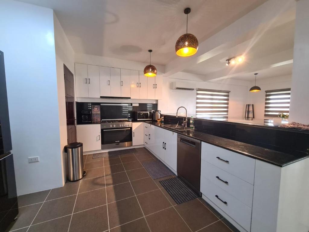 Kuchyň nebo kuchyňský kout v ubytování Azure Ocean View Villa