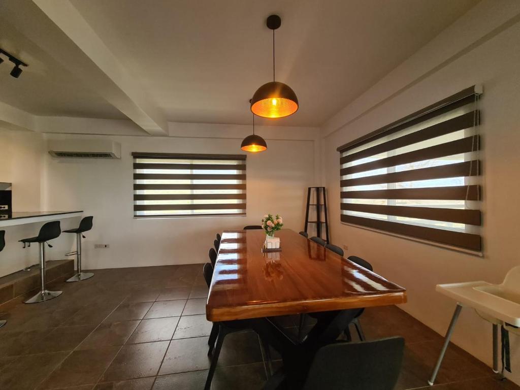 TV a/nebo společenská místnost v ubytování Azure Ocean View Villa